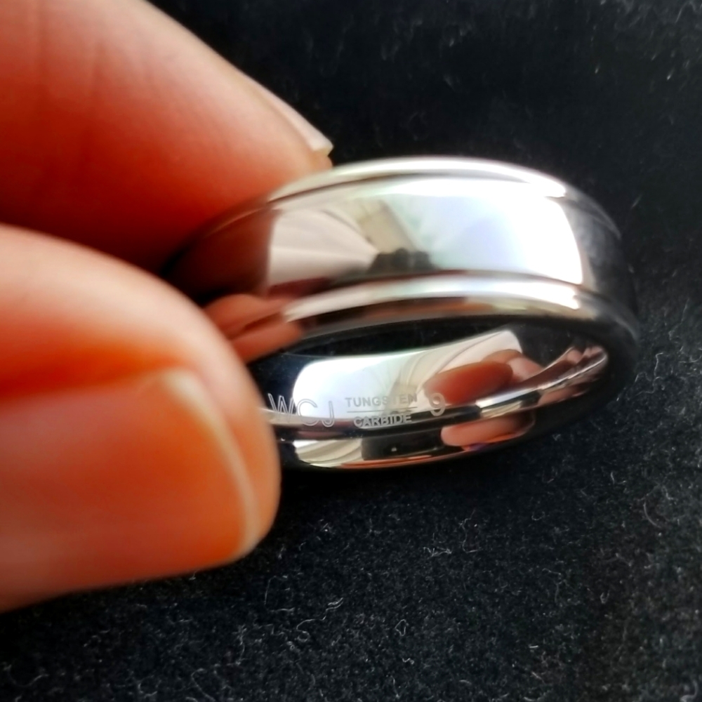 Polished Grooved Tungsten Carbide Mens Wedding Band. Size 9. Silver.